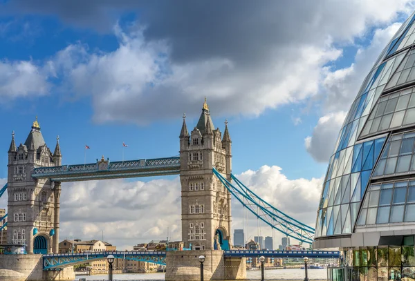Hermosa vista del Puente de la Torre con los Edificios de los alrededores - Lond — Foto de Stock