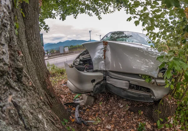 Accidente de coche fuera de la carretera después de un accidente fatal —  Fotos de Stock