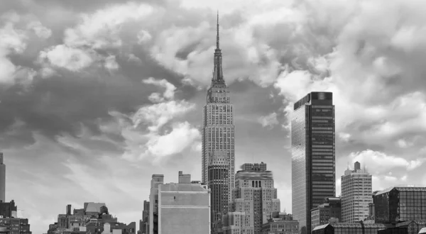 Splendida vista sui grattacieli di Manhattan con un bel colore del cielo — Foto Stock