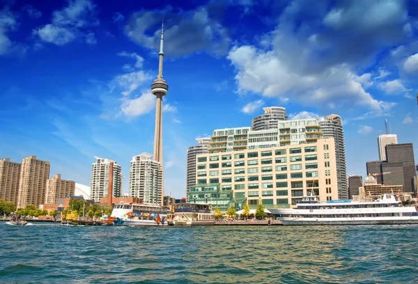 Belle ligne d'horizon de Toronto à partir du lac Ontario - Canada — Photo