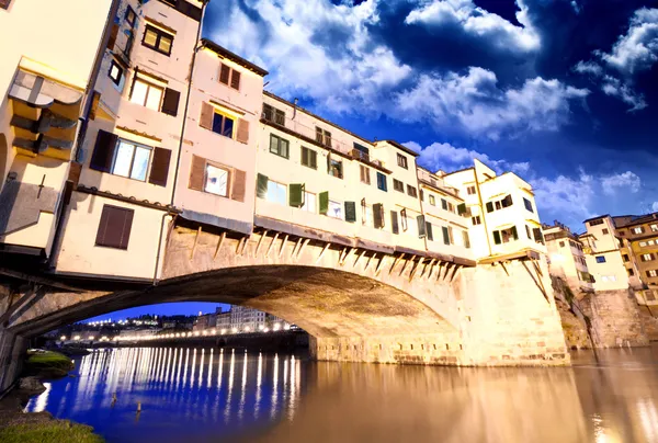 Wspaniały widok starych most, most ponte vecchio we Florencji na zachodzie słońca — Zdjęcie stockowe