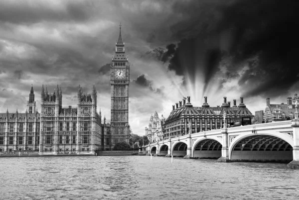 Londen. prachtig uitzicht van westminster bridge en huizen van parli — Stockfoto