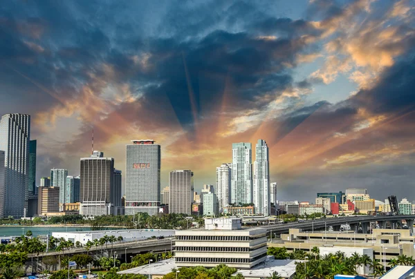 迈阿密。令人敬畏的天际线景观从城市港口 — 图库照片