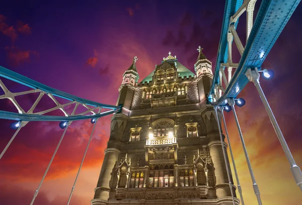 El Tower Bridge, Londres. Impresionante vista con cielo dramático — Foto de Stock