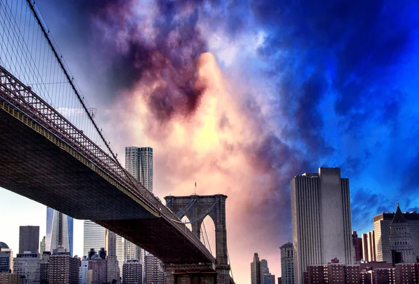 Fantastiska new york stadsbilden - skyskrapor och brooklyn bridge på — Stockfoto