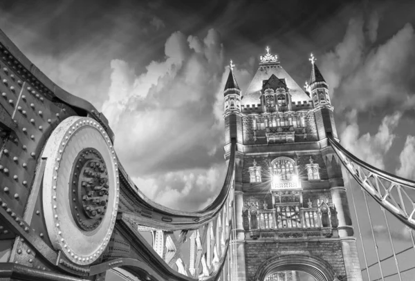 London. Powerful structure of magnificent Tower Bridge at sunset — Stock Photo, Image