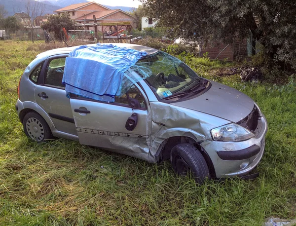 致命的な事故の後道路オフ車の大破 — ストック写真
