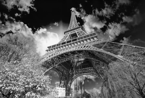 Hermosos colores de la Torre Eiffel y el cielo de París — Foto de Stock