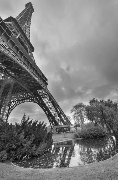 Magnificencia de la Torre Eiffel, vista de la poderosa estructura emblemática —  Fotos de Stock