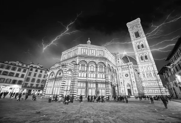 We Florencji. wspaniałe burza kolorów na piazza del duomo - firenze — Zdjęcie stockowe