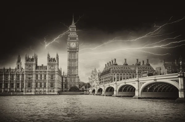 London. vacker utsikt över westminster bridge och hus i s — Stockfoto