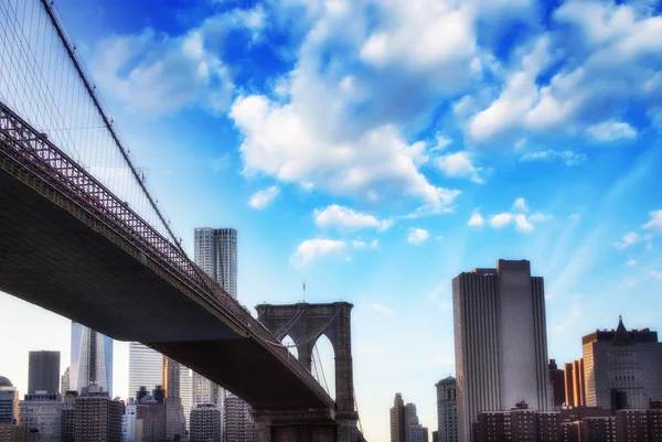 New York City. wunderbarer Sonnenuntergang mit Blick auf die Brooklyn Bridge und die Manh — Stockfoto