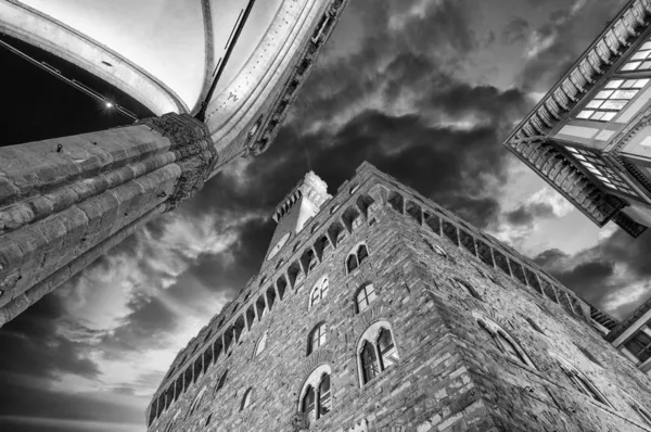 Palazzo vecchio a náměstí piazza della signoria ve Florencii. Krásné — Stock fotografie