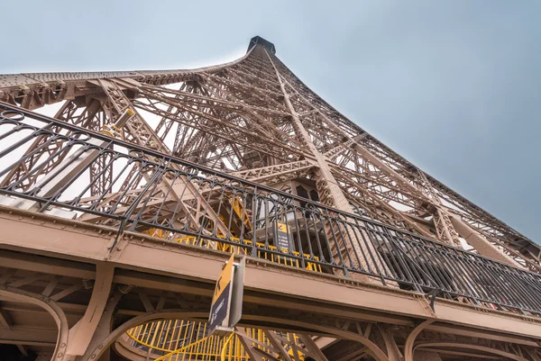 Magnificência da Torre Eiffel, vista da poderosa estrutura de referência — Fotografia de Stock