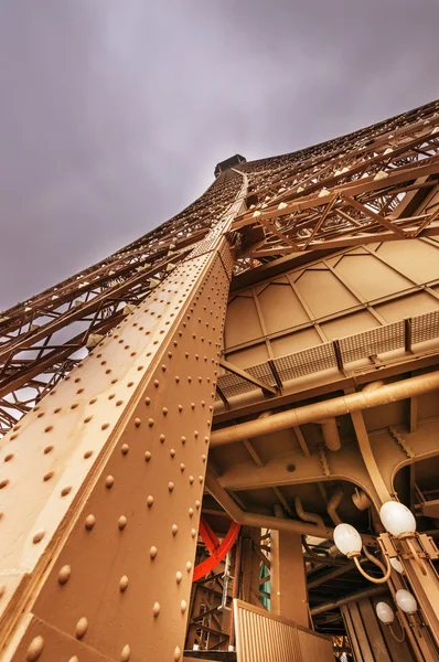Pracht des Eiffelturms, Blick auf mächtige Wahrzeichen — Stockfoto