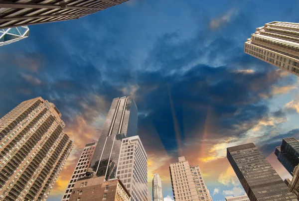New York City. Magnifique vue vers le haut des Skycrapers de Manhattan — Photo