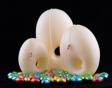 Siyah zemin üzerinde beyaz mumların bileşimi