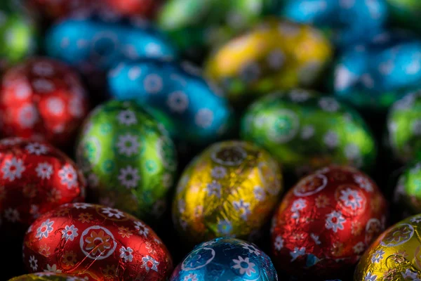 Hermosos coloridos pequeños huevos de Pascua sobre fondo negro — Foto de Stock