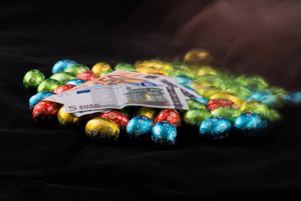 Hand moving Easter Egges with Euro Banknotes — Stock Photo, Image