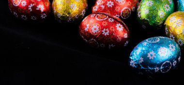 Siyah arka planda güzel renkli minik Paskalya yumurtaları