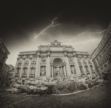 trevi Çeşmesi sonbahar - Roma'nın geniş açılı görünümü