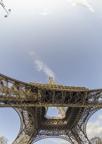 Nuvole e colori del cielo sopra la Torre Eiffel — Foto Stock