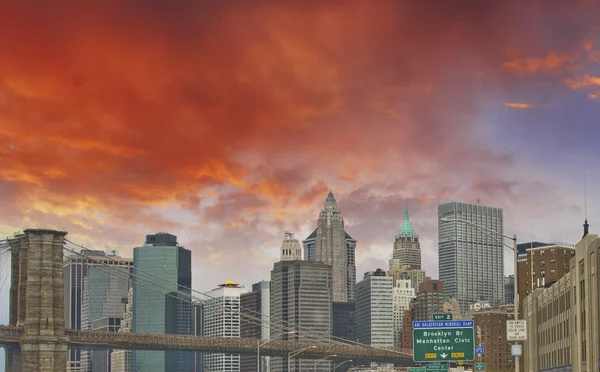 Prachtig uitzicht op de skyline van manhattan en hoge wolkenkrabbers - — Stockfoto