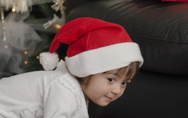 Dítě s kloboukem vánoční hraní vnitřní — Stock fotografie