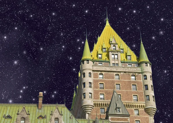 Castelo da Cidade de Quebec, Canadá. Belo céu sobre Chateau de Fronte — Fotografia de Stock