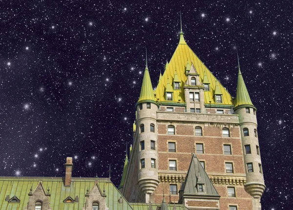 Château de Québec, Canada. Beau ciel au-dessus du Château de Fronte — Photo