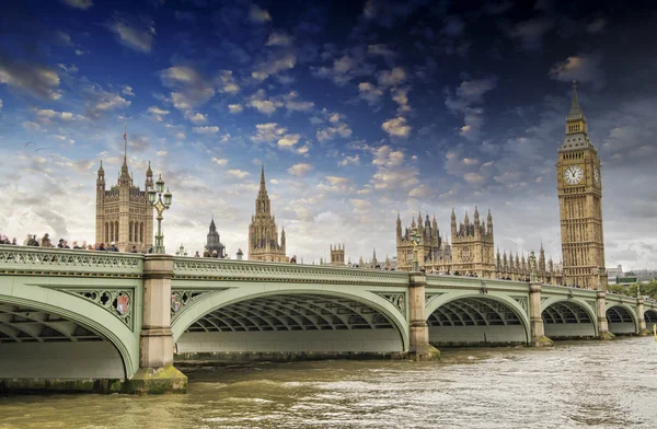 Londýn, Velká Británie - palác (Westminsterský palác) s b — Stock fotografie