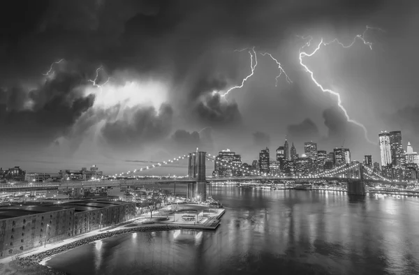 Verbazingwekkende storm in new york luchten met manhattan wolkenkrabbers. — Stockfoto