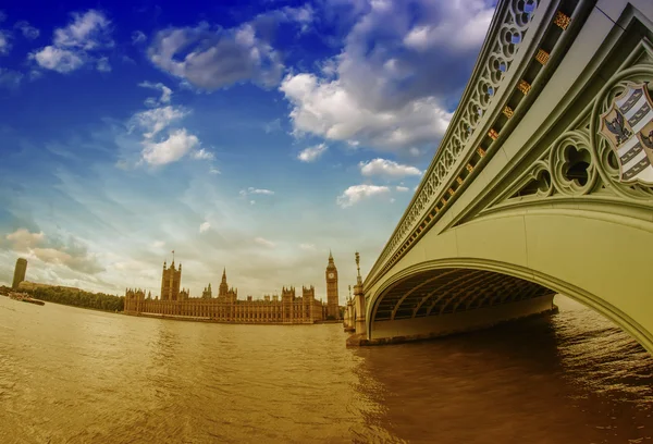 Londyn. Westminster bridge i Pałac Westminsterski, szeroki kąt — Zdjęcie stockowe