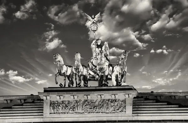 Quadriga 在勃兰登堡门，与戏剧性的天空的威严 — 图库照片