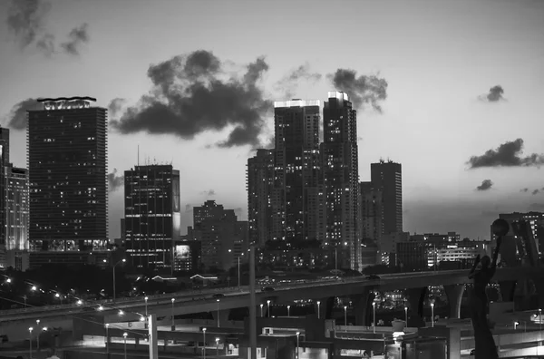 Twilight gloed op de skyline van miami gebouwen aan de vooravond van een kalm winter — Stockfoto