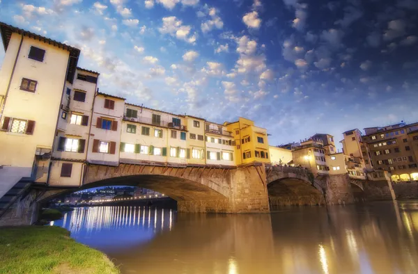 Florence, Italien. underbar solnedgång över magnifika ponte vecchi — Stockfoto