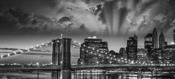 Wonderful sunset colors over New York Cityscape — Stock Photo, Image