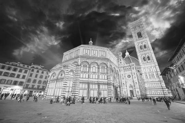 Florence. Wonderful sky colors in Piazza del Duomo - Firenze — Stock Photo, Image