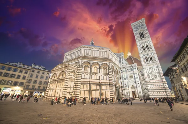 Florence. Wonderful sky colors in Piazza del Duomo - Firenze — Stock Photo, Image