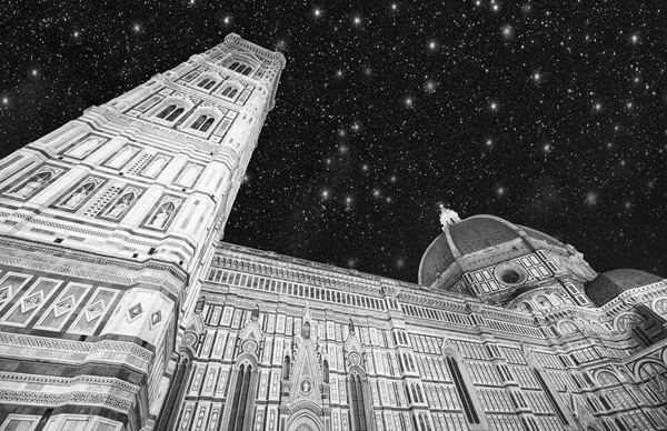 Prachtige nacht kleuren over kathedraal kerk. Duomo, basiliek — Stockfoto