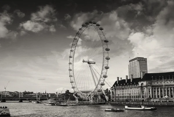 Westminster bridge i turystyczną atrakcją london eye — Zdjęcie stockowe