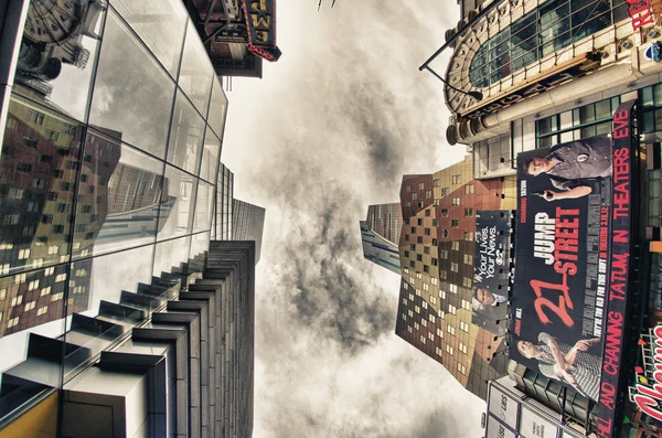 NEW YORK CITY - MAR 2: Giant skyscrapers dominate city streets, — Stock Photo, Image