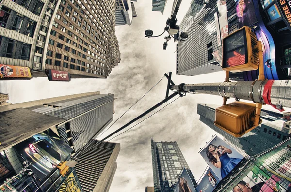New york city - mar 2: riesige Wolkenkratzer dominieren die Straßen der Stadt, — Stockfoto