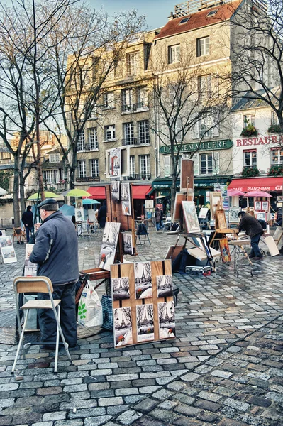 Paris - dec 2: turister i de vackra gatorna i montmartre, — Stockfoto