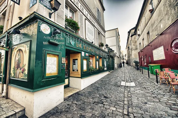 PARIS - DEC 2: Tourists in the beautiful streets of Montmartre, — Stock Photo, Image