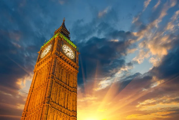 伦敦的大笨钟塔和时钟在太阳美妙向上的看法 — 图库照片