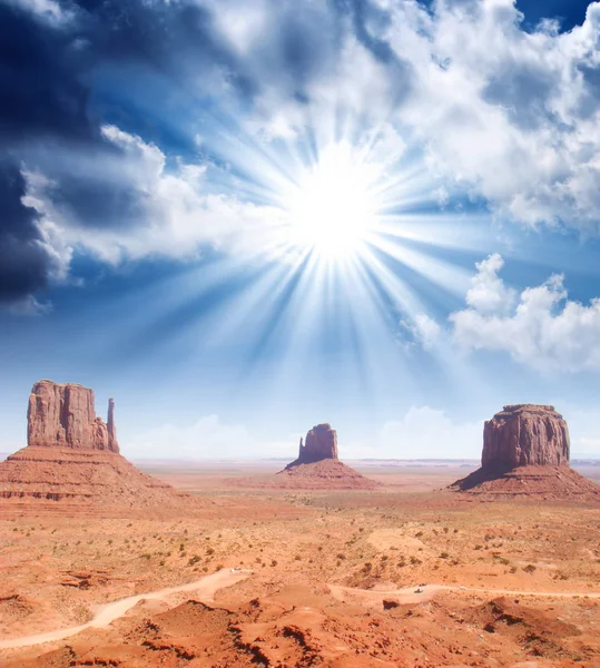 Cielo maravilloso sobre el paisaje único de Monument Valley — Foto de Stock