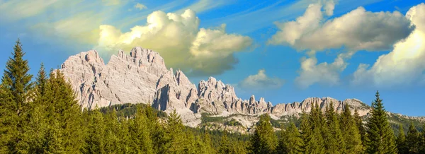 Italienska Dolomiterna i sommar — Stockfoto