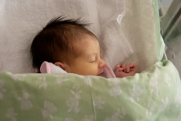 Újszülött baba lány az ágyon, Olaszország — Stock Fotó