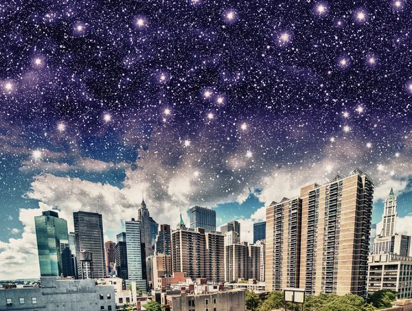 美丽的景色，更低的曼哈顿摩天大楼-繁星点点的天空 — 图库照片